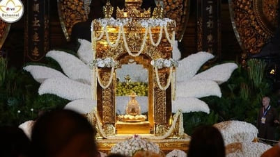 Hàng chục ngàn người về chùa Tam Chúc chiêm bái xá lợi Phật trong ngày đầu tiên