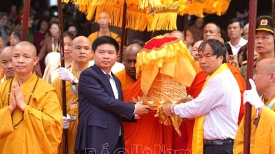 Solemn procession, enshrinement and worship of Buddha Shakyamuni's relics at Tam Chuc Pagoda