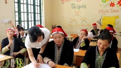 Sa Pa, Lao Cai: ស្ត្រីជនជាតិភាគតិចរៀនអាន និងសរសេរដើម្បីបង្កើនជំនាញចិញ្ចឹមជីវិតរបស់ពួកគេ។