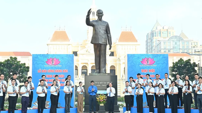 Đại biểu Thanh niên tiên tiến báo công dâng Bác