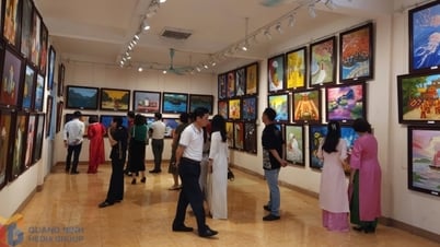 Exposition de peintures des étudiants de l'Université d'Ha Long
