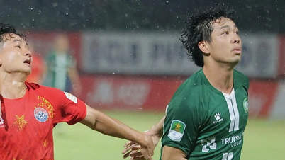 Công Phượng mờ nhạt trong ngày HLV Kim Sang Sik dự khán