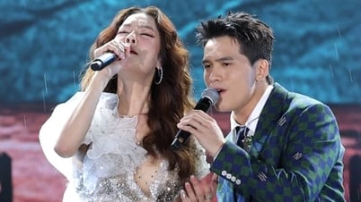 Thu Phuong et Quoc Thien chantent affectueusement sous la pluie