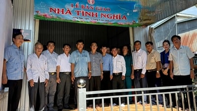 ប្រគល់ផ្ទះចំនួន១២ខ្នងជូនគ្រួសារដែលមានវិភាគទានបដិវត្តន៍ គ្រួសារក្រីក្រ និងជិតក្រីក្រ