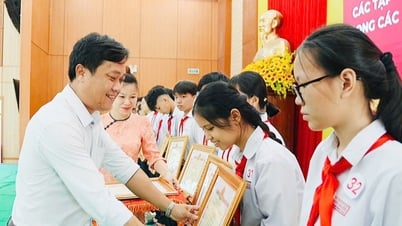 Duy Xuyen rewards groups and individuals with excellent achievements in excellent student competitions
