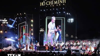 Party and State leaders attend art program about President Ho Chi Minh