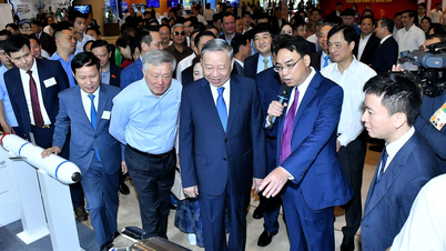 [Foto] El Secretario General To Lam visita una exposición de logros en el desarrollo económico privado.