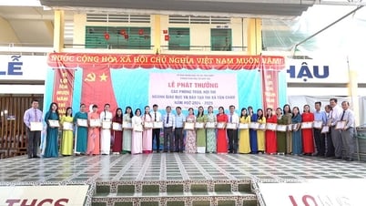 Tan Chau awards prizes for movements and competitions in the education sector for the 2024 - 2025 school year
