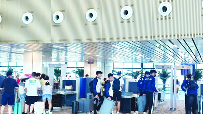 ベトナム航空がタンソンニャット空港ターミナル3で国内線全便を運航した初日、乗客は依然として混乱