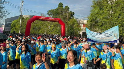Trabajadores de la ciudad de Ho Chi Minh marchan para recaudar más de 1.300 millones de dongs para apoyar a sus colegas.