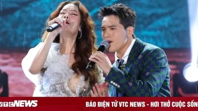 꾸옥티엔은 비 속에서 투푸옹과 함께 애정 어린 노래를 부릅니다.