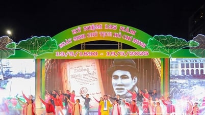 Art program celebrating the 135th birthday of President Ho Chi Minh