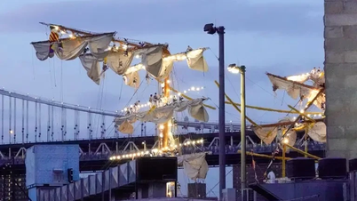 Mexikanisches Marineschiff stürzt in die Brooklyn Bridge, viele Opfer