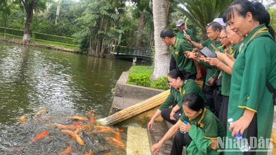 Hàng nghìn du khách thăm Khu di tích Chủ tịch Hồ Chí Minh