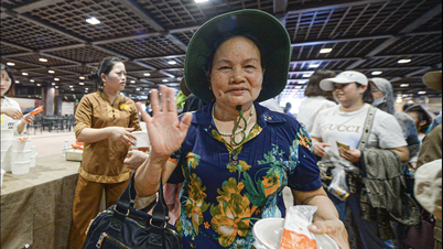 Buddhists are moved to enjoy vegetarian meals and free boat rides while visiting Buddha's relics