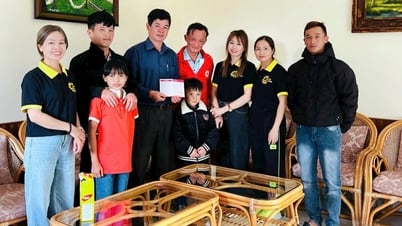 Bàn giao sổ tiết kiệm cho 2 trẻ mồ côi tại Làng Trẻ em SOS Đà Lạt