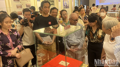 Hành trình theo chân Bác qua sưu tập tem và bưu ảnh