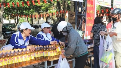 バオロック：0ドン人道支援市場で300人の恵まれない人々が無料で商品を購入できる