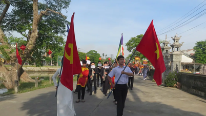 Thiêng liêng Lễ rước hoa Sen và Bác Hồ ở làng Dương Nỗ