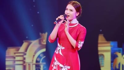ศิลปินแห่งชาติ Pham Phuong Thao และศิลปินดีเด่น Vu Thang Loi ร่วมร้องเพลงสรรเสริญลุงโฮ