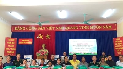 Giving many gifts to people in Nam Giang border