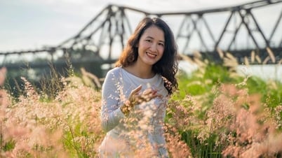 Giới trẻ đổ xô về chụp ảnh tại bãi cỏ hồng dưới chân cầu Long Biên