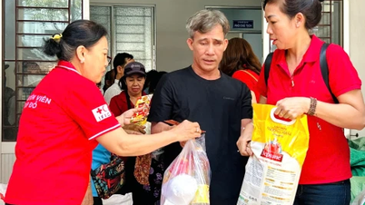 Giving gifts to 200 blind people in need