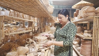 Nữ nghệ nhân dân tộc Khmer làm "sống dậy" làng nghề mây tre đan