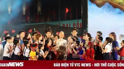 Khán giả xúc động, đội mưa xem chương trình nghệ thuật 'Người là Hồ Chí Minh'