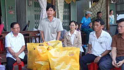 Lãnh đạo huyện Châu Phú thăm, hỗ trợ 3 hộ dân nhà bị hỏa hoạn tại xã Khánh Hòa