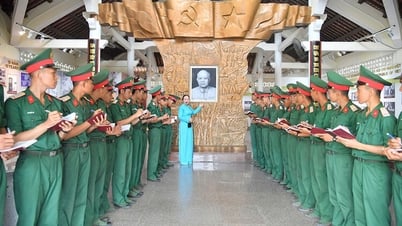 Chiến sĩ mới An Giang báo công Chủ tịch Tôn Đức Thắng