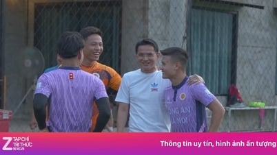 HLV Kiatisuk bất ngờ có mặt trong buổi tập của CAHN