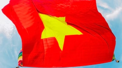 Xúc động Lễ chào cờ và bay Đại kỳ Tổ quốc nhân kỷ niệm 135 năm Ngày sinh Chủ tịch Hồ Chí Minh