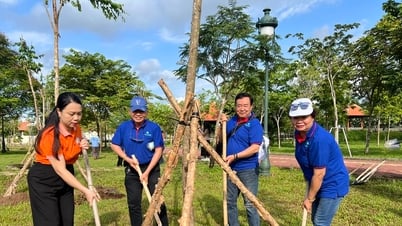 Kiều bào TP.HCM tham gia trồng cây dịp 135 năm ngày sinh Bác Hồ