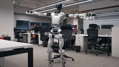 Erstaunlicher chinesischer Roboter streckt sich wie ein Büroangestellter