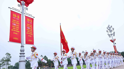 [Foto] Ceremonia especial de izamiento de la bandera para celebrar el 135º cumpleaños del presidente Ho Chi Minh