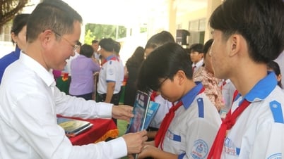 Vietnam Law Newspaper organizes the program "Give a book - Give a future" in Dong Khoi hometown