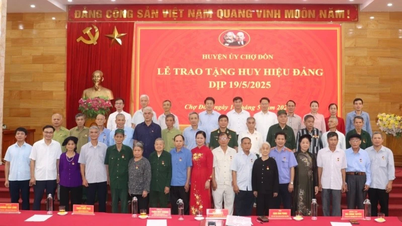 Chợ Đồn trao tặng Huy hiệu Đảng đợt 19/5/2025