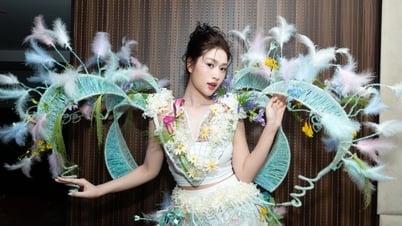 티엔안 씨는 꽃무늬 드레스를 입고 캣워크에 복귀하며 칭찬을 받았습니다.