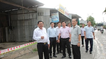 Le vice-président du Comité populaire provincial d'An Giang, Ngo Cong Thuc, a enquêté sur les glissements de terrain dans le district de Cho Moi.