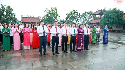 El Departamento de Educación y Formación de Vinh Phuc ofrece incienso a los santos, sabios y eruditos famosos.