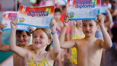 Pourquoi les enfants néerlandais doivent-ils porter des vêtements normaux lorsqu'ils apprennent à nager ?