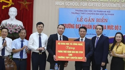Le ministre Nguyen Manh Hung offre une salle de pratique en éducation STEM à l'école secondaire pour les surdoués de l'Université d'éducation
