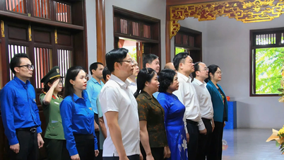 Lãnh đạo tỉnh Bắc Kạn dâng hương tưởng niệm Chủ tịch Hồ Chí Minh