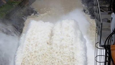 Descarga de agua del embalse hidroeléctrico de Chau Thon