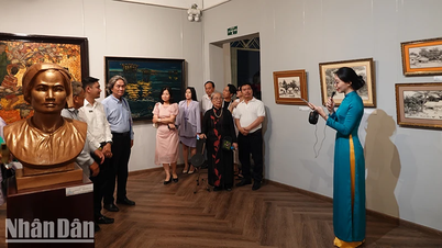 Inauguración de la exposición "Contando historias tras el Día de la Reunificación"