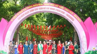 Des milliers de touristes visitent le site des reliques de Kim Lien à l'occasion de l'anniversaire de l'oncle Ho