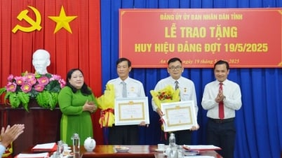The Standing Committee of the Party Committee of An Giang Provincial People's Committee awarded Party Badges on May 19