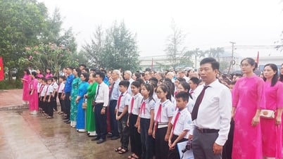 Les dirigeants et les habitants de la ville. Hai Duong offre de l'encens pour commémorer le président Hô Chi Minh