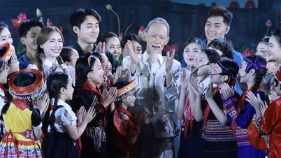 Hòa Minzy xúc động hát trong đêm nhạc "Người là Hồ Chí Minh"